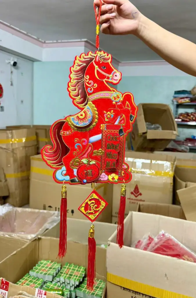 LIỄN TREO NGỰA ĐỎ 